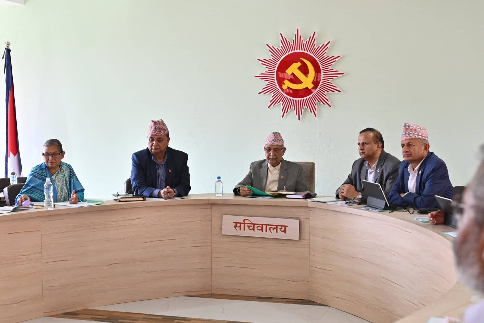 सुरु भयो एमाले सचिवालय बैठक, गम्भीर मुद्रामा देखिए नेता (तस्वीरहरू)